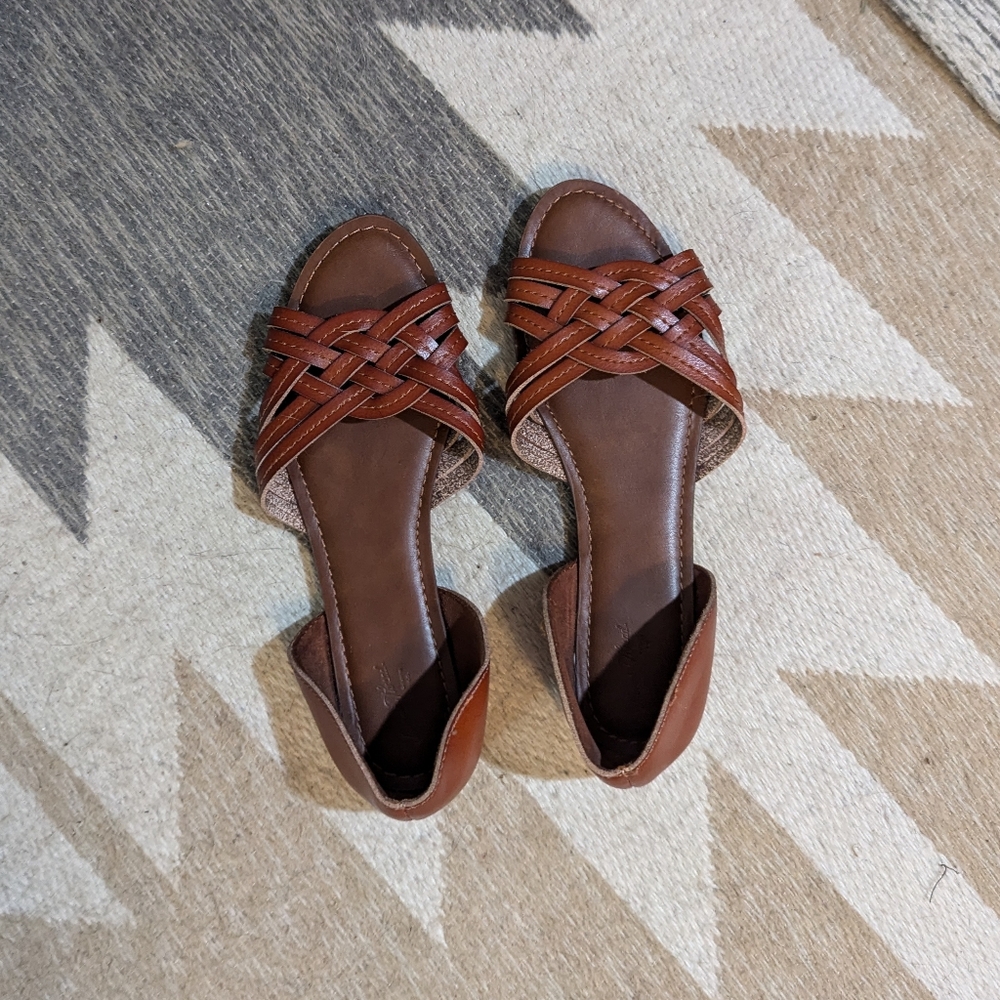 Universal Thread Brown woven flat sandals Size 9.5 EUC